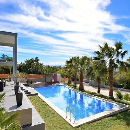 Adorno Luxury Chorafakia