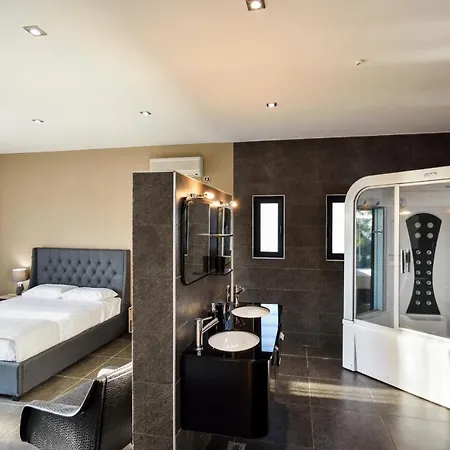 Adorno Luxury Chorafakia